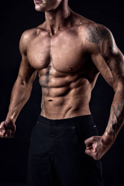 Tanınmayan güçlü vücut geliştirmeci adamla mükemmel abs, omuzlar, pazı, triceps, göğüs