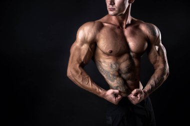 Tanınmayan güçlü vücut geliştirmeci adamla mükemmel abs, omuzlar, pazı, triceps, göğüs