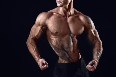 Tanınmayan güçlü vücut geliştirmeci adamla mükemmel abs, omuzlar, pazı, triceps, göğüs