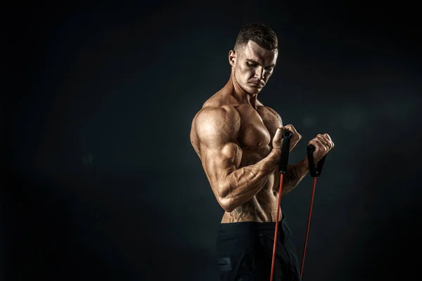 肌肉男锻炼身体 — 图库照片