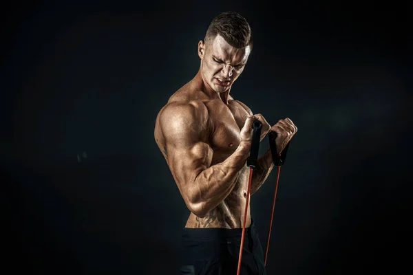 Gespierde man aan het trainen — Stockfoto