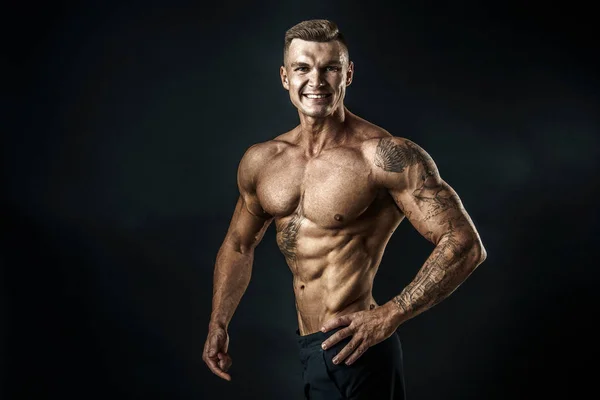 Starker Bodybuilder mit perfektem Bauch, Schultern, Bizeps, Trizeps, Brust — Stockfoto