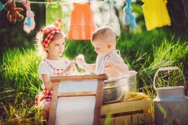 Çocuklar birlikte eğleniyor