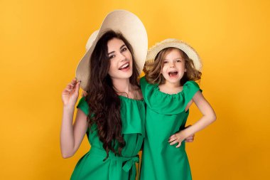 Küçük kızı ile bel ayakta yandan olan kadın