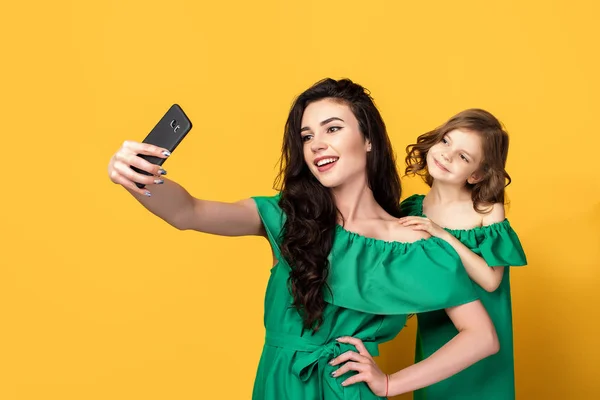 Super matka s dcerou pořizování selfie — Stock fotografie