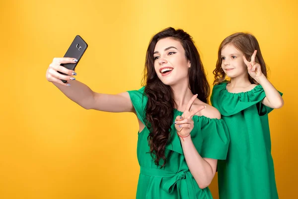 Super matka s dcerou pořizování selfie — Stock fotografie