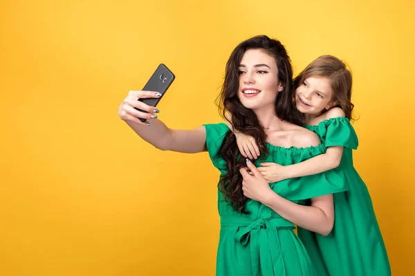 Awesome moeder met dochter nemen selfie — Stockfoto