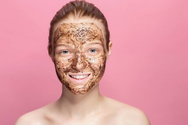 Yüz Cilt fırçalayın. Seksi portresi gülümseyen kadın modeli doğal kahve maskesi, uygulama yüz fırçalayın yüz cilt üzerinde. Yüzü güzel mutlu kadınla closeup güzellik ürünü ile kaplı. Yüksek çözünürlük