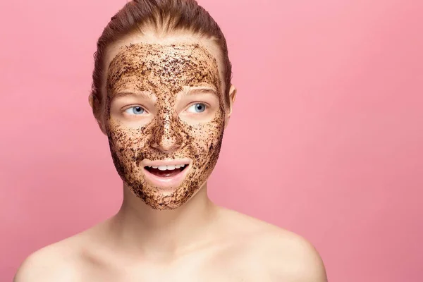 Face Skin Scrub. Portrait Of Sexy Smiling Female Model Applying Natural Coffee Mask, Face Scrub On Facial Skin. Closeup Of Beautiful Happy Woman With Face Covered With Beauty Product. — Stock Photo, Image