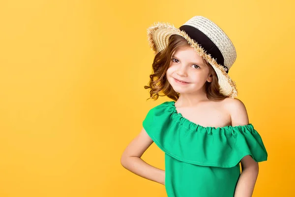 Menina em vestido e chapéu no estúdio — Fotografia de Stock