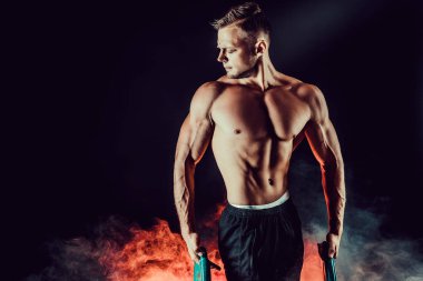 Studio bant germe ile egzersiz fitness adam.