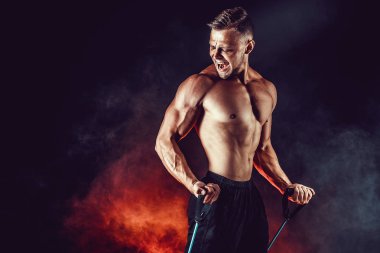 Studio bant germe ile egzersiz fitness adam.