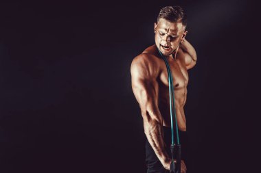 Studio bant germe ile egzersiz fitness adam.