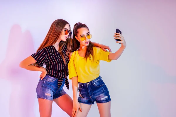 Tienermeisjes selfie maken op smartphone — Stockfoto