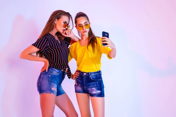 Adolescentes amigos haciendo selfie — Foto de Stock