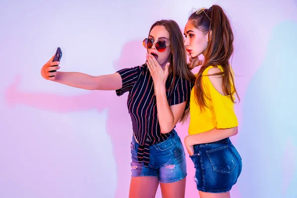 Adolescentes amigos haciendo selfie — Foto de Stock