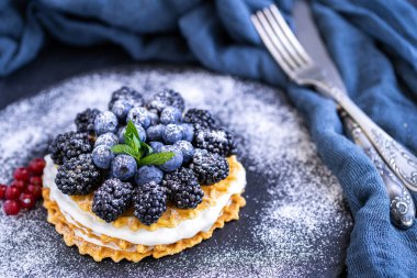 Yaban mersinli waffle.