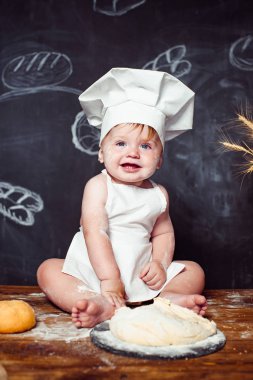 Hamur ile tabloda sevimli bebek