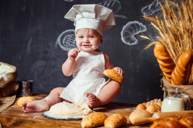 Hamur ile tabloda sevimli bebek