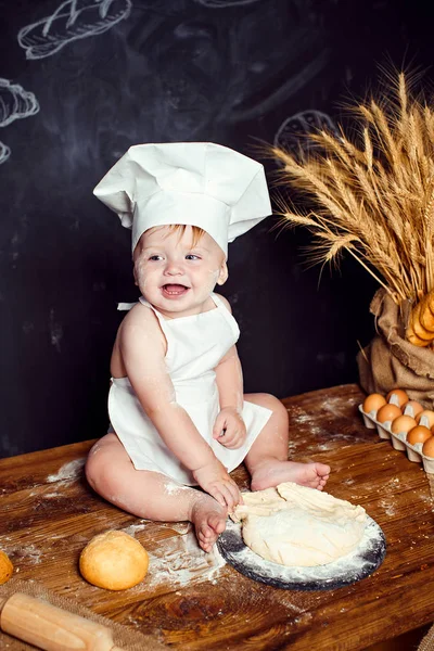 Hamur ile tabloda sevimli bebek