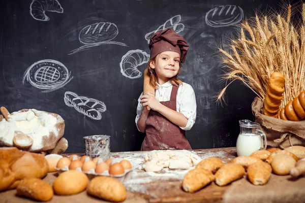 Küçük kız masada hamur yoğurma