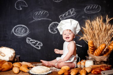 Hamur ile tabloda sevimli bebek