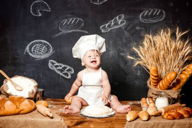 Hamur ile tabloda sevimli bebek