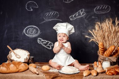 Hamur ile tabloda sevimli bebek