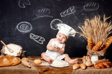 Hamur ile tabloda sevimli bebek