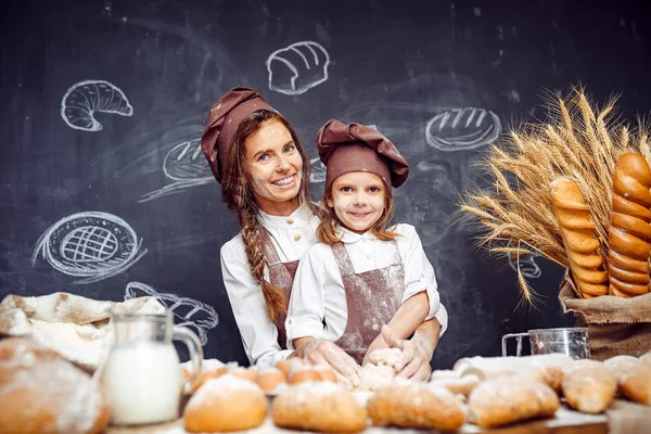 Kvinna och flicka att göra bakverk tillsammans — Stockfoto