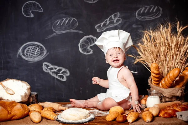 Hamur ile tabloda sevimli bebek