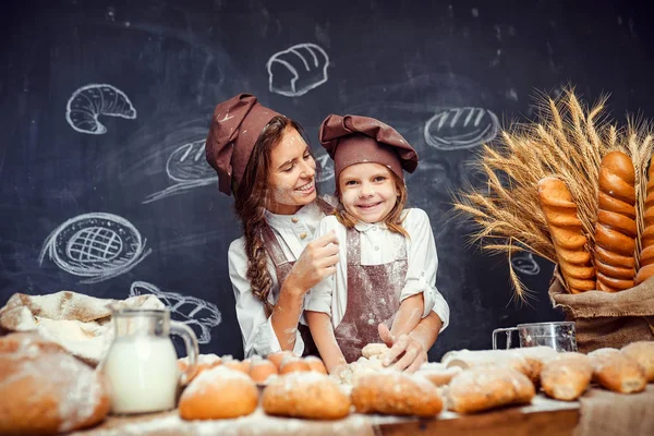 Lekfulla barn med mamma att göra degen — Stockfoto