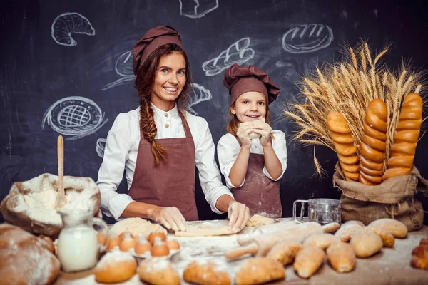 Kvinna och flicka att göra bakverk tillsammans — Stockfoto