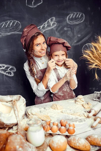 Lekfulla barn med mamma att göra degen — Stockfoto