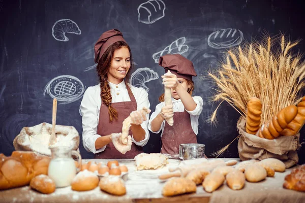 Woman and girl making pastries together — Stock Photo, Image