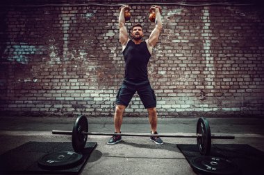 Atletik bir adam bir kettlebell ile çalışma dışarı. Güç ve motivasyon