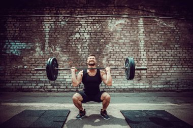 Başını açık, sokak spor salonunda bir halter Deadlift yapan kas fitness erkek. Fonksiyonel eğitim.