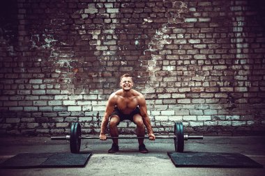 Başını açık, sokak spor salonunda bir halter Deadlift yapan kas fitness erkek. Fonksiyonel eğitim.