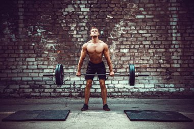 Başını açık, sokak spor salonunda bir halter Deadlift yapan kas fitness erkek. Fonksiyonel eğitim.