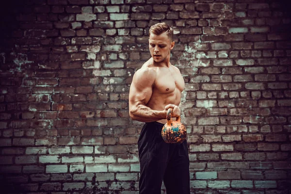 Athletic man working out with a kettlebell. Strength and motivation — Stock Photo, Image