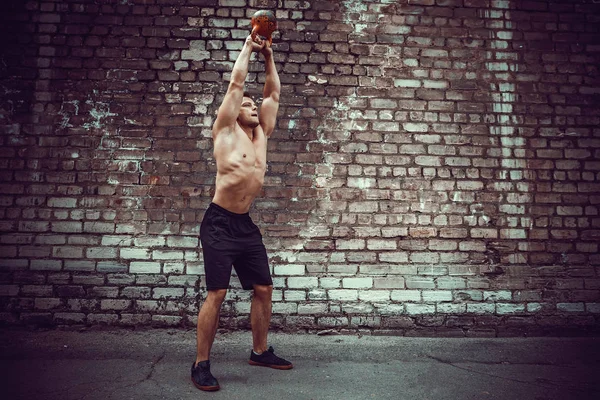 Atletische man trainen met een kettlebell. Kracht en motivatie — Stockfoto