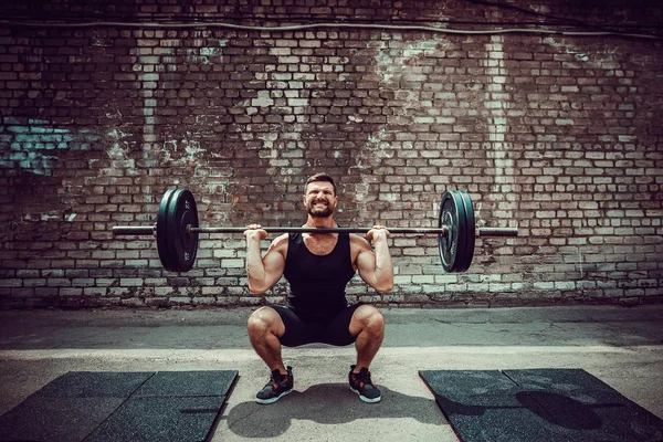 Homem Fitness Muscular Fazendo Deadlift Sino Sobre Cabeça Exterior Ginásio — Fotografia de Stock