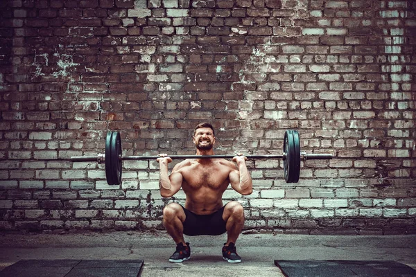 Svalová fitness člověk dělá deadlift činka nad hlavou v přírodě, pouliční tělocvičně. Funkční trénink. — Stock fotografie