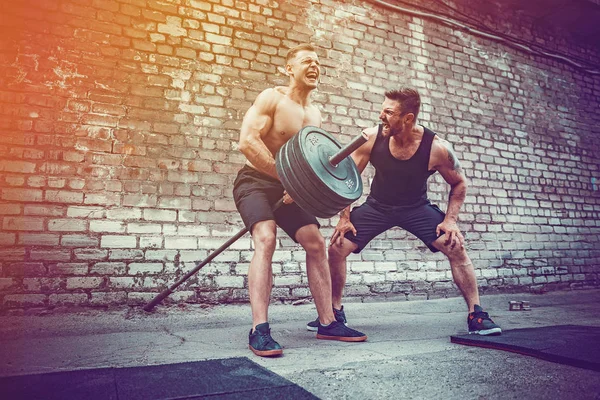 Zwei muskulöse Athleten beim Training — Stockfoto