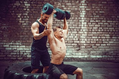 İki kaslı sporcu eğitim