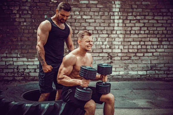 Dos atletas musculares entrenando — Foto de Stock