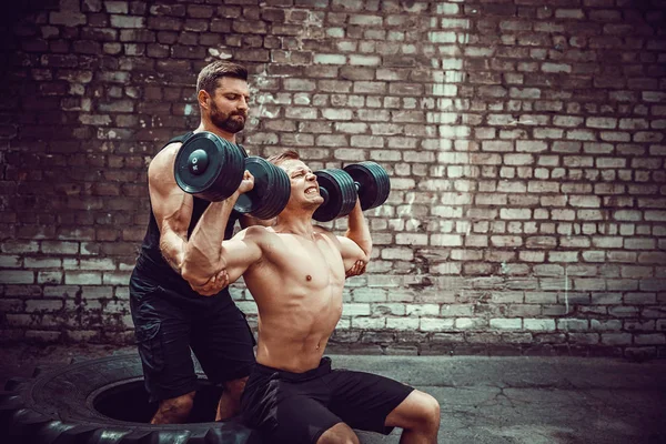 Zwei muskulöse Athleten beim Training — Stockfoto