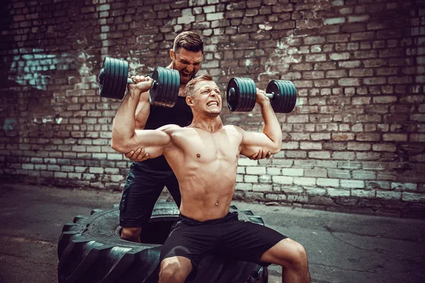 Zwei muskulöse Athleten beim Training — Stockfoto