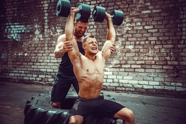 Dvě svalové sportovci školení — Stock fotografie