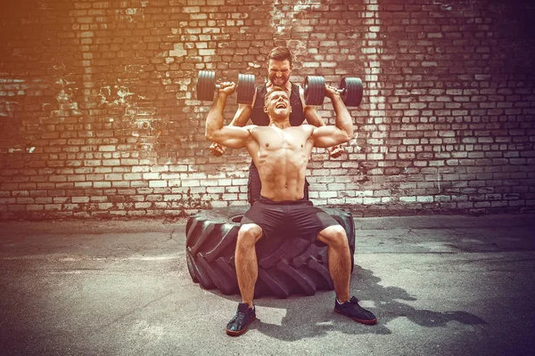 Zwei muskulöse Athleten beim Training — Stockfoto